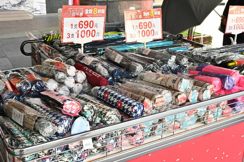 大振豐洋傘週年慶開跑，虎年最應景聯名「我不是胖虎」，全年最優惠，1/7-1/10限時10天全館8折起，第二支0元，還有原價1024元，任選三支1000元，搶便宜趁現在！