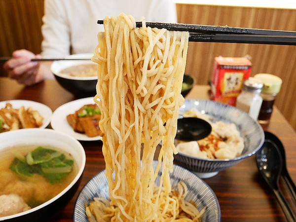 拌麵1990：拌麵1990-台中霧峰平價麵食館  鄰近朝陽大學宿舍  學生覓食超方便  銅板價就能填飽肚子