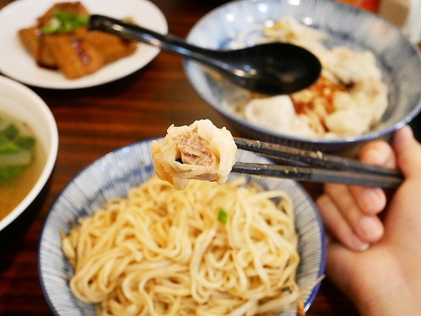 拌麵1990：拌麵1990-台中霧峰平價麵食館  鄰近朝陽大學宿舍  學生覓食超方便  銅板價就能填飽肚子