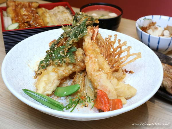 本鰻魚：台中美食│本 鰻魚料理屋〃太平人氣鰻魚專賣店，鰻魚重飯一鰻兩吃，還有丼飯、串燒等料理，對面有超大免費停車場～