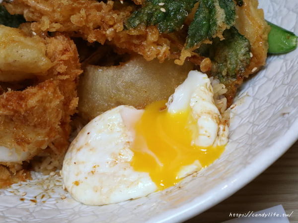 本鰻魚：台中美食│本 鰻魚料理屋〃太平人氣鰻魚專賣店，鰻魚重飯一鰻兩吃，還有丼飯、串燒等料理，對面有超大免費停車場～