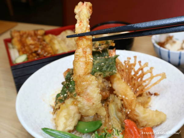 本鰻魚：台中美食│本 鰻魚料理屋〃太平人氣鰻魚專賣店，鰻魚重飯一鰻兩吃，還有丼飯、串燒等料理，對面有超大免費停車場～