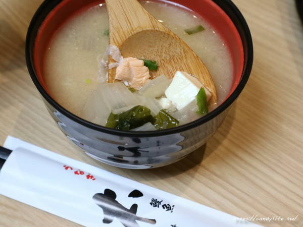 本鰻魚：台中美食│本 鰻魚料理屋〃太平人氣鰻魚專賣店，鰻魚重飯一鰻兩吃，還有丼飯、串燒等料理，對面有超大免費停車場～