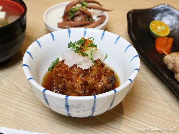 本鰻魚：台中美食│本 鰻魚料理屋〃太平人氣鰻魚專賣店，鰻魚重飯一鰻兩吃，還有丼飯、串燒等料理，對面有超大免費停車場～