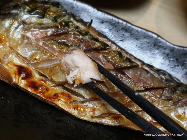 本鰻魚：台中美食│本 鰻魚料理屋〃太平人氣鰻魚專賣店，鰻魚重飯一鰻兩吃，還有丼飯、串燒等料理，對面有超大免費停車場～