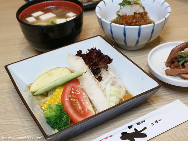 本鰻魚：台中美食│本 鰻魚料理屋〃太平人氣鰻魚專賣店，鰻魚重飯一鰻兩吃，還有丼飯、串燒等料理，對面有超大免費停車場～