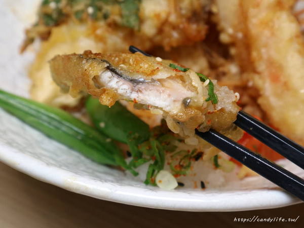 本鰻魚：台中美食│本 鰻魚料理屋〃太平人氣鰻魚專賣店，鰻魚重飯一鰻兩吃，還有丼飯、串燒等料理，對面有超大免費停車場～