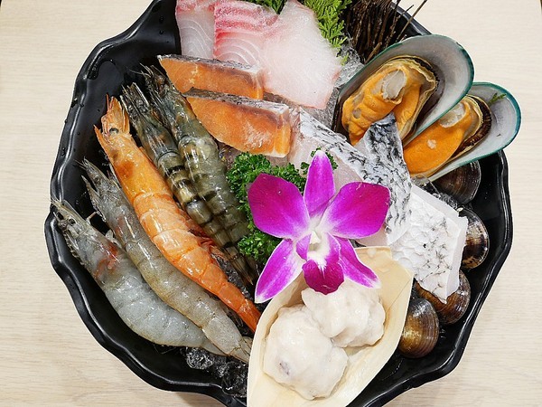 想想鍋物：想想鍋物-台中新開幕火鍋  西屯東興路上最耀眼的一家店  店內提供火鍋也販售藥膳食補  一起來品嚐霸氣海陸拼盤