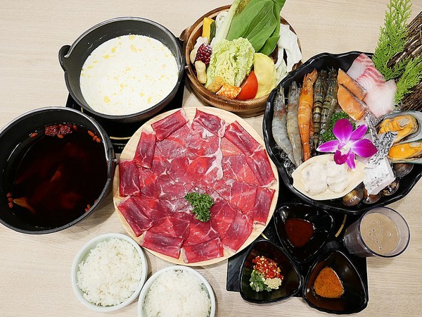 想想鍋物：想想鍋物-台中新開幕火鍋  西屯東興路上最耀眼的一家店  店內提供火鍋也販售藥膳食補  一起來品嚐霸氣海陸拼盤