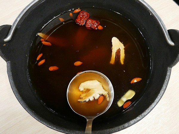 想想鍋物：想想鍋物-台中新開幕火鍋  西屯東興路上最耀眼的一家店  店內提供火鍋也販售藥膳食補  一起來品嚐霸氣海陸拼盤