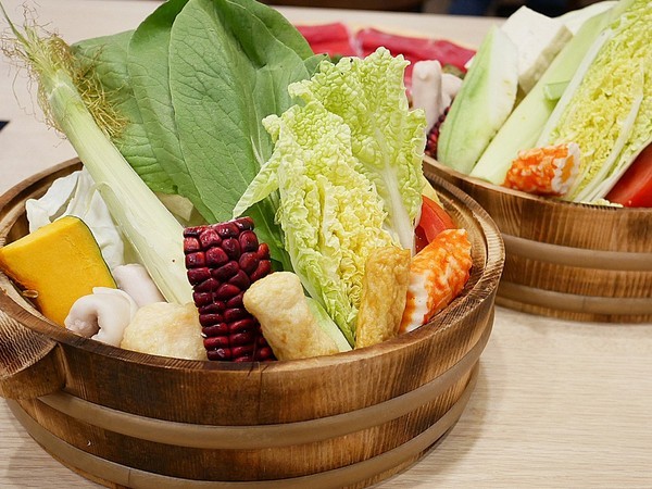 想想鍋物：想想鍋物-台中新開幕火鍋  西屯東興路上最耀眼的一家店  店內提供火鍋也販售藥膳食補  一起來品嚐霸氣海陸拼盤