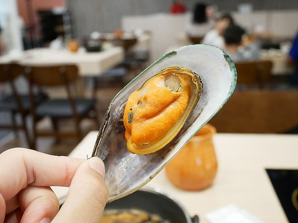 想想鍋物：想想鍋物-台中新開幕火鍋  西屯東興路上最耀眼的一家店  店內提供火鍋也販售藥膳食補  一起來品嚐霸氣海陸拼盤