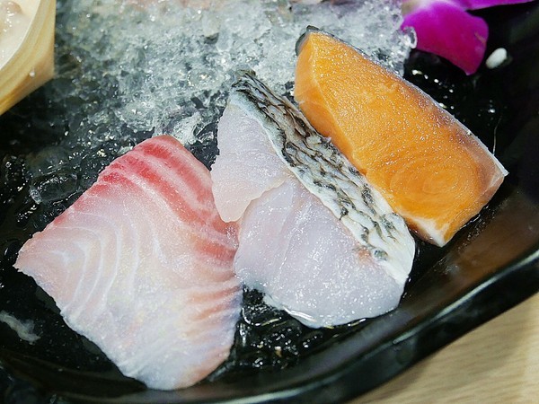 想想鍋物：想想鍋物-台中新開幕火鍋  西屯東興路上最耀眼的一家店  店內提供火鍋也販售藥膳食補  一起來品嚐霸氣海陸拼盤