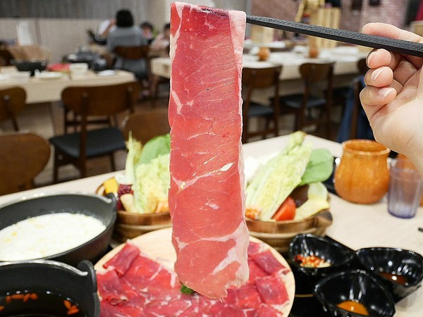 想想鍋物：想想鍋物-台中新開幕火鍋  西屯東興路上最耀眼的一家店  店內提供火鍋也販售藥膳食補  一起來品嚐霸氣海陸拼盤