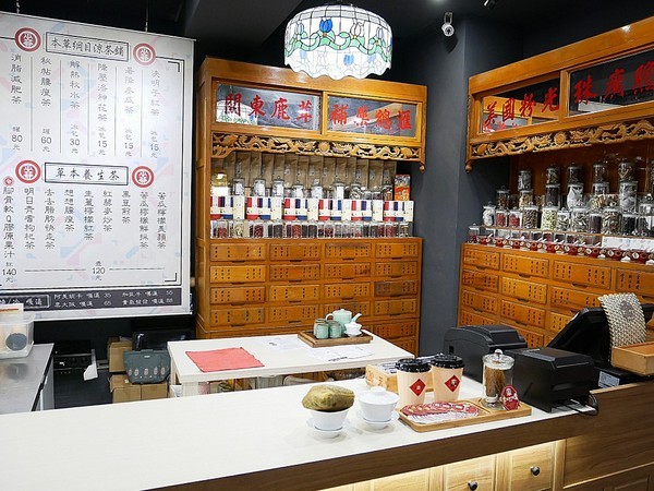 想想鍋物：想想鍋物-台中新開幕火鍋  西屯東興路上最耀眼的一家店  店內提供火鍋也販售藥膳食補  一起來品嚐霸氣海陸拼盤