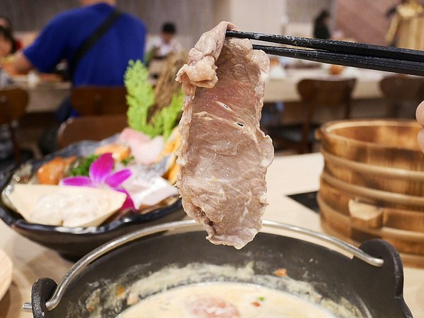 想想鍋物：想想鍋物-台中新開幕火鍋  西屯東興路上最耀眼的一家店  店內提供火鍋也販售藥膳食補  一起來品嚐霸氣海陸拼盤