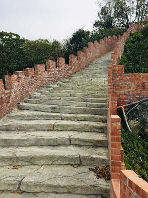 [台南旅遊] 白河萬里長城文化主題館｜仿萬里長城風情的登山步道、看得到摸得到的兵馬俑和台灣文物、彷彿穿梭到古代宮廷的古裝體驗，適合親子旅遊休閒的台南新景點！