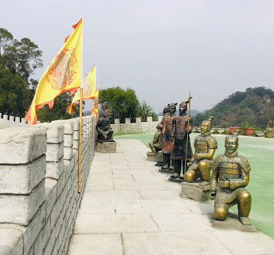 [台南旅遊] 白河萬里長城文化主題館｜仿萬里長城風情的登山步道、看得到摸得到的兵馬俑和台灣文物、彷彿穿梭到古代宮廷的古裝體驗，適合親子旅遊休閒的台南新景點！