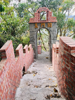 [台南旅遊] 白河萬里長城文化主題館｜仿萬里長城風情的登山步道、看得到摸得到的兵馬俑和台灣文物、彷彿穿梭到古代宮廷的古裝體驗，適合親子旅遊休閒的台南新景點！