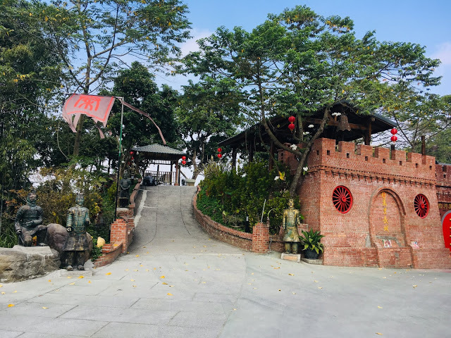 [台南旅遊] 白河萬里長城文化主題館｜仿萬里長城風情的登山步道、看得到摸得到的兵馬俑和台灣文物、彷彿穿梭到古代宮廷的古裝體驗，適合親子旅遊休閒的台南新景點！