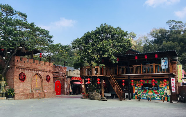 [台南旅遊] 白河萬里長城文化主題館｜仿萬里長城風情的登山步道、看得到摸得到的兵馬俑和台灣文物、彷彿穿梭到古代宮廷的古裝體驗，適合親子旅遊休閒的台南新景點！