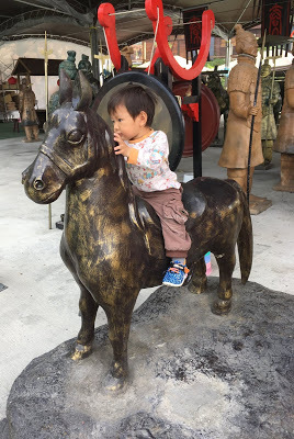 [台南旅遊] 白河萬里長城文化主題館｜仿萬里長城風情的登山步道、看得到摸得到的兵馬俑和台灣文物、彷彿穿梭到古代宮廷的古裝體驗，適合親子旅遊休閒的台南新景點！