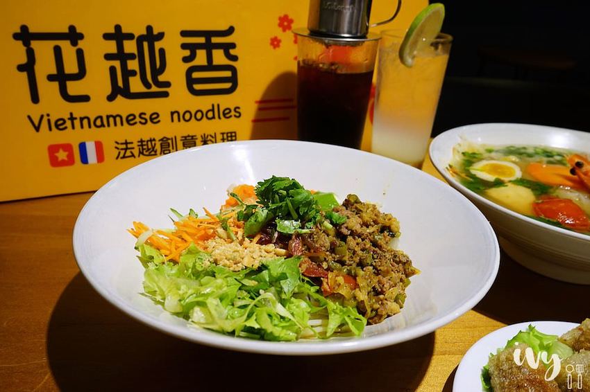 花越香越式料理|走進台中森林系越南餐廳，大片花牆任你拍，清甜爽口的味道很開胃！ - 艾薇覓食趣