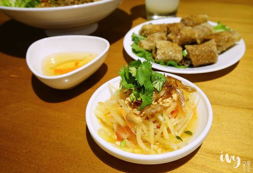 花越香越式料理|走進台中森林系越南餐廳，大片花牆任你拍，清甜爽口的味道很開胃！ - 艾薇覓食趣