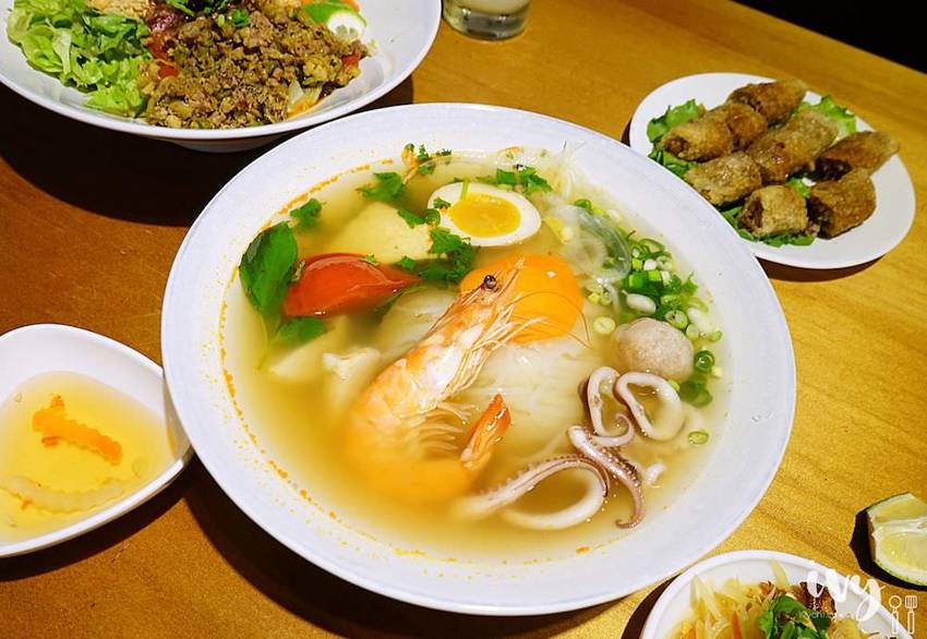 花越香越式料理|走進台中森林系越南餐廳，大片花牆任你拍，清甜爽口的味道很開胃！ - 艾薇覓食趣