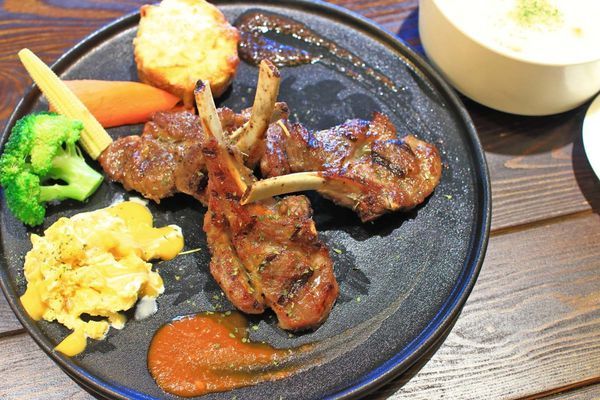 【板橋美食】究極上火焰炙燒牛排-平民的價格卻能吃到高檔餐廳的美味