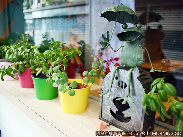 MorningGo04-窗台前可愛的擺飾.JPG