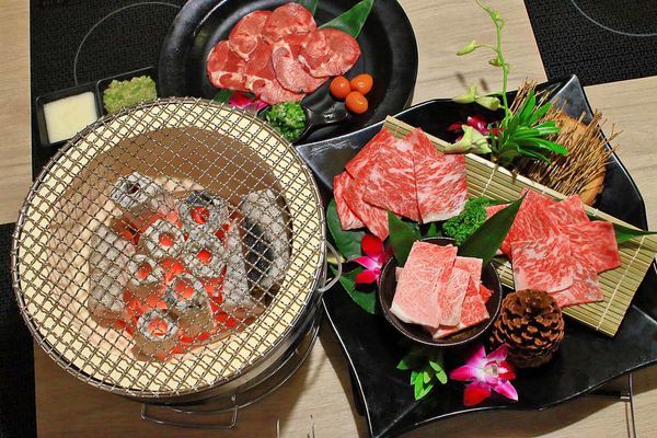 【新莊美食】なべNabe日式火鍋.燒烤-手臂般巨大明蝦及比臉大三倍帝王蟹火鍋店