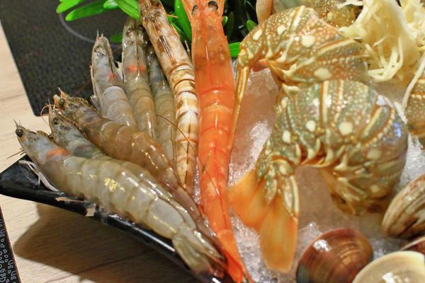 【新莊美食】なべNabe日式火鍋.燒烤-手臂般巨大明蝦及比臉大三倍帝王蟹火鍋店