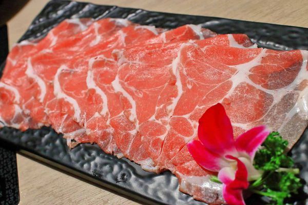 【新莊美食】なべNabe日式火鍋.燒烤-手臂般巨大明蝦及比臉大三倍帝王蟹火鍋店