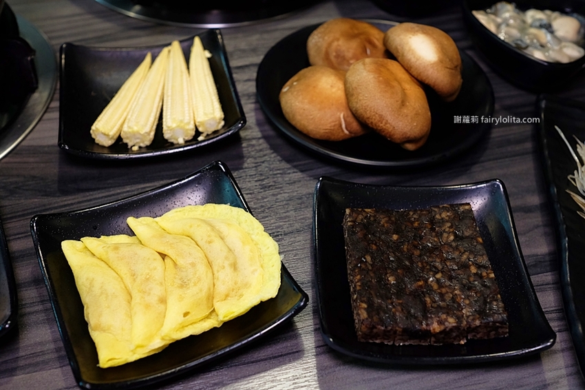 沐樺頂級肉品火鍋超市。營業時間人潮塞爆，爽嗑龍蝦免300、肉盤只要10元、肉品全面買二再送一！ @蹦啾♥謝蘿莉 La vie heureuse