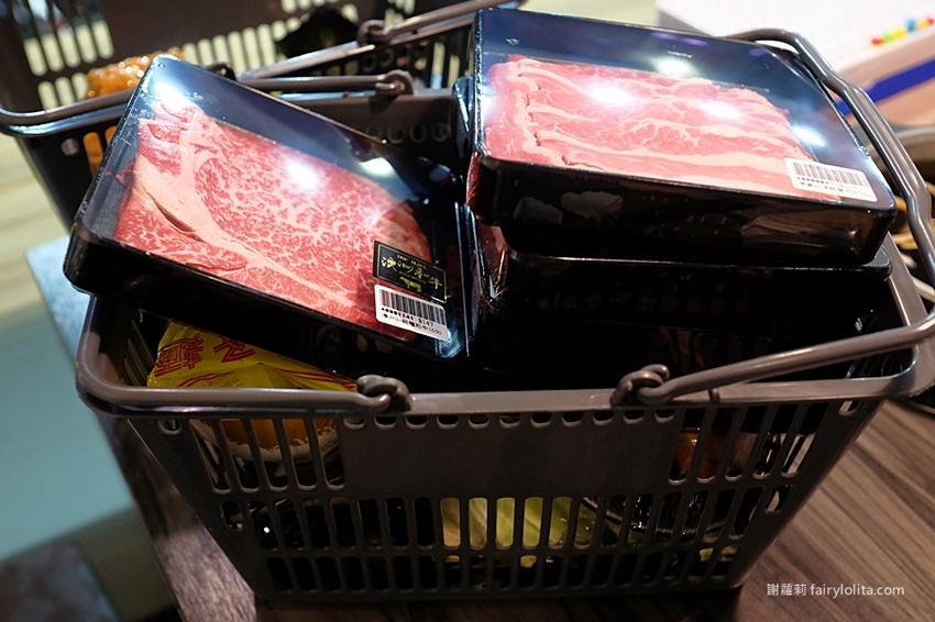 沐樺頂級肉品火鍋超市。營業時間人潮塞爆，爽嗑龍蝦免300、肉盤只要10元、肉品全面買二再送一！ @蹦啾♥謝蘿莉 La vie heureuse