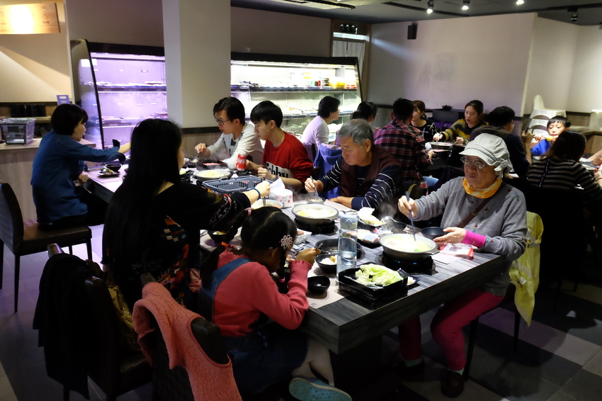 沐樺頂級肉品火鍋超市。營業時間人潮塞爆，爽嗑龍蝦免300、肉盤只要10元、肉品全面買二再送一！ @蹦啾♥謝蘿莉 La vie heureuse