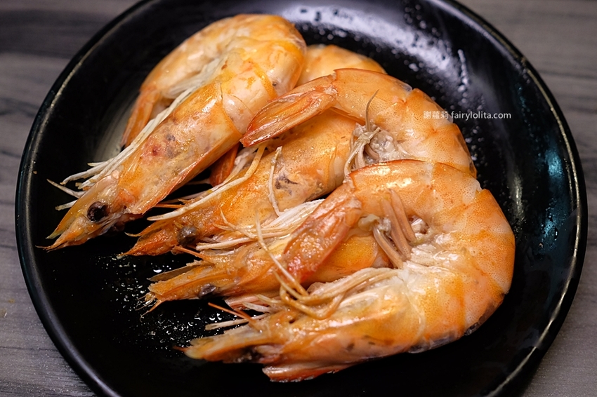 沐樺頂級肉品火鍋超市。營業時間人潮塞爆，爽嗑龍蝦免300、肉盤只要10元、肉品全面買二再送一！ @蹦啾♥謝蘿莉 La vie heureuse