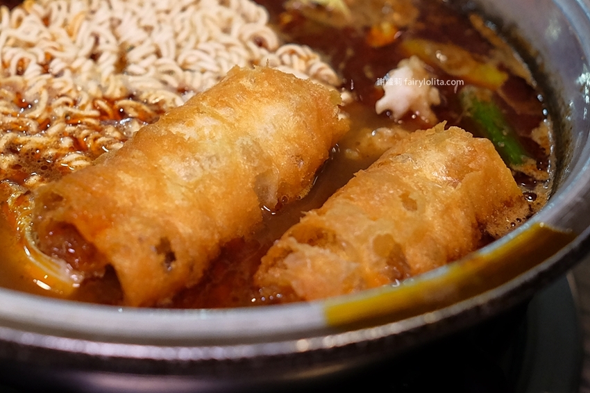 沐樺頂級肉品火鍋超市。營業時間人潮塞爆，爽嗑龍蝦免300、肉盤只要10元、肉品全面買二再送一！ @蹦啾♥謝蘿莉 La vie heureuse