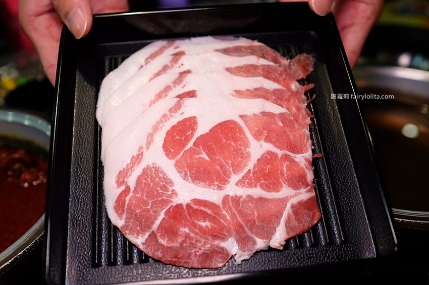 沐樺頂級肉品火鍋超市。營業時間人潮塞爆，爽嗑龍蝦免300、肉盤只要10元、肉品全面買二再送一！ @蹦啾♥謝蘿莉 La vie heureuse