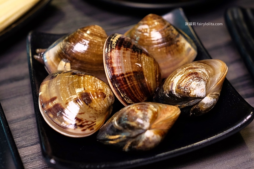 沐樺頂級肉品火鍋超市。營業時間人潮塞爆，爽嗑龍蝦免300、肉盤只要10元、肉品全面買二再送一！ @蹦啾♥謝蘿莉 La vie heureuse