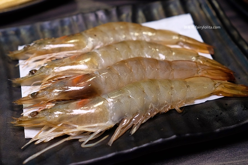 沐樺頂級肉品火鍋超市。營業時間人潮塞爆，爽嗑龍蝦免300、肉盤只要10元、肉品全面買二再送一！ @蹦啾♥謝蘿莉 La vie heureuse