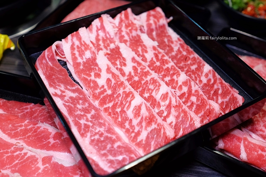 沐樺頂級肉品火鍋超市。營業時間人潮塞爆，爽嗑龍蝦免300、肉盤只要10元、肉品全面買二再送一！ @蹦啾♥謝蘿莉 La vie heureuse