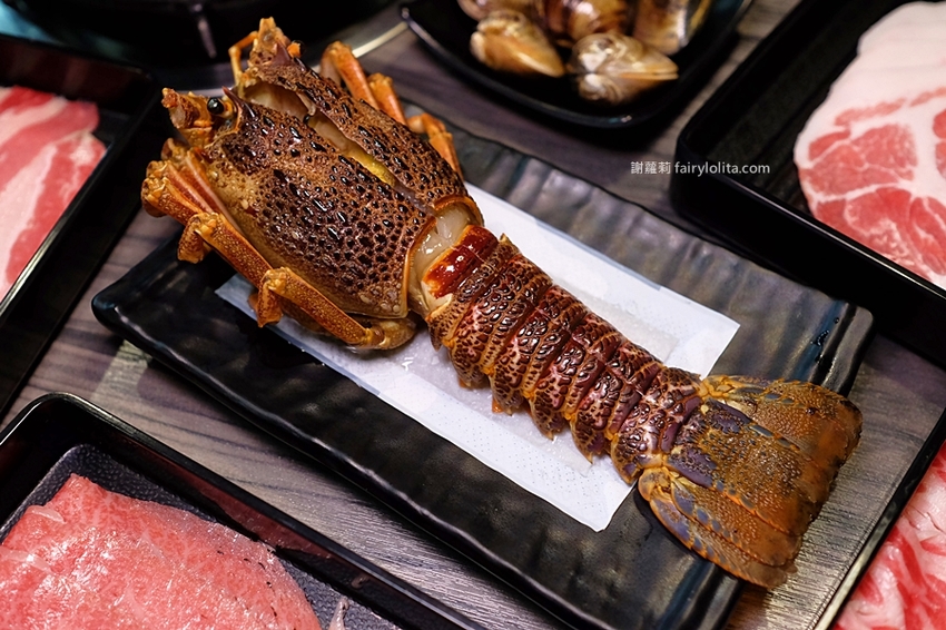 沐樺頂級肉品火鍋超市。營業時間人潮塞爆，爽嗑龍蝦免300、肉盤只要10元、肉品全面買二再送一！ @蹦啾♥謝蘿莉 La vie heureuse