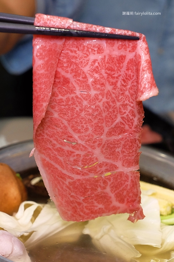 沐樺頂級肉品火鍋超市。營業時間人潮塞爆，爽嗑龍蝦免300、肉盤只要10元、肉品全面買二再送一！ @蹦啾♥謝蘿莉 La vie heureuse