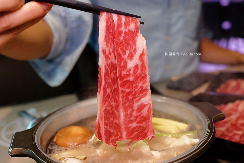 沐樺頂級肉品火鍋超市。營業時間人潮塞爆，爽嗑龍蝦免300、肉盤只要10元、肉品全面買二再送一！ @蹦啾♥謝蘿莉 La vie heureuse