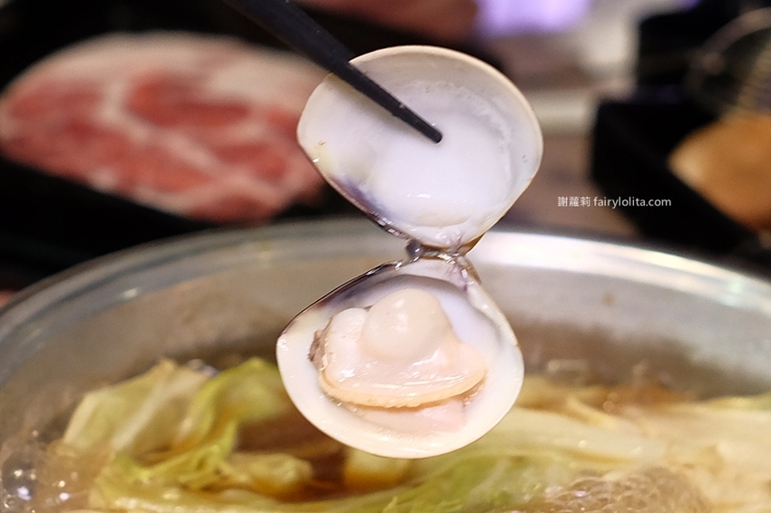 沐樺頂級肉品火鍋超市。營業時間人潮塞爆，爽嗑龍蝦免300、肉盤只要10元、肉品全面買二再送一！ @蹦啾♥謝蘿莉 La vie heureuse