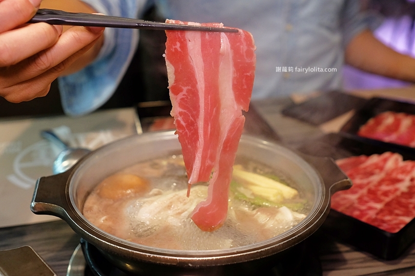 沐樺頂級肉品火鍋超市。營業時間人潮塞爆，爽嗑龍蝦免300、肉盤只要10元、肉品全面買二再送一！ @蹦啾♥謝蘿莉 La vie heureuse