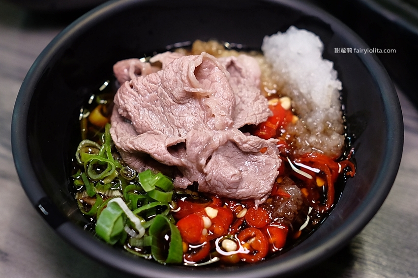 沐樺頂級肉品火鍋超市。營業時間人潮塞爆，爽嗑龍蝦免300、肉盤只要10元、肉品全面買二再送一！ @蹦啾♥謝蘿莉 La vie heureuse