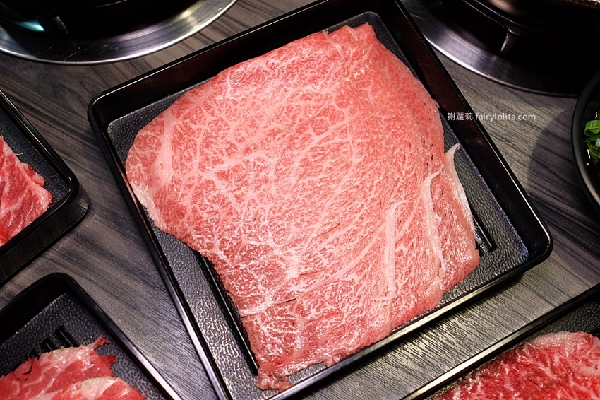 沐樺頂級肉品火鍋超市。營業時間人潮塞爆，爽嗑龍蝦免300、肉盤只要10元、肉品全面買二再送一！ @蹦啾♥謝蘿莉 La vie heureuse